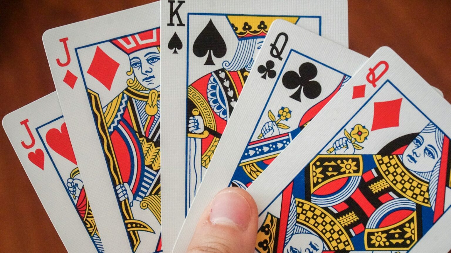 オンラインバカラで遊ぶ初心者向けガイド|基本ルールと楽しみ方 Bàn chơi game bài baccarat chuyên nghiệp với thẻ bài và chip cược (Photo by Izzy Park on Unsplash)